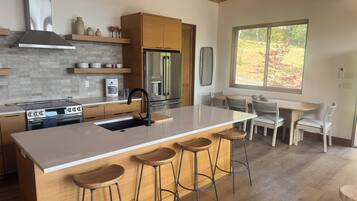 Coffee/tea maker, fridge, microwave, oven