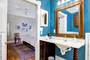Shower, hair dryer, towels, soap - Historical home , Spacious 4-bedroom house in peaceful San Antonio with AC (San Antonio)