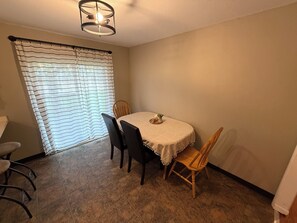 Dining - Tremendous 2-bedroom house with AC in charming Baker (Baker)