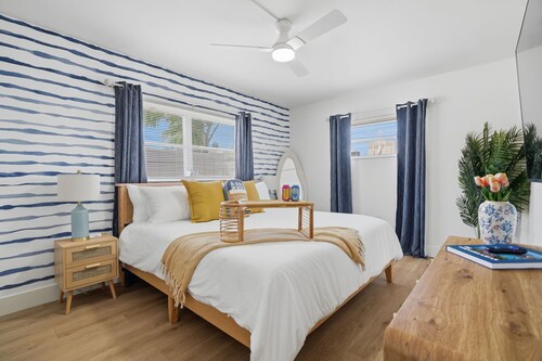 Mediterranean Breeze 1 - Downtown, Beach & SRQ