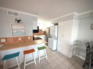 Wasserkocher mit Kaffee-/Teezubehör, Kühlschrank, Mikrowelle, Ofen