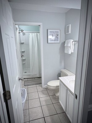 Dusche, Haartrockner, Handtücher, Toilettenpapier