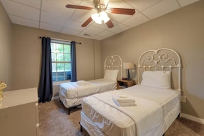 3 bedrooms, desk, free WiFi, bed sheets - Whispering Poplars (Blairsville)