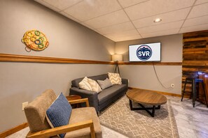 TV connectée, cheminée, table de tennis de table