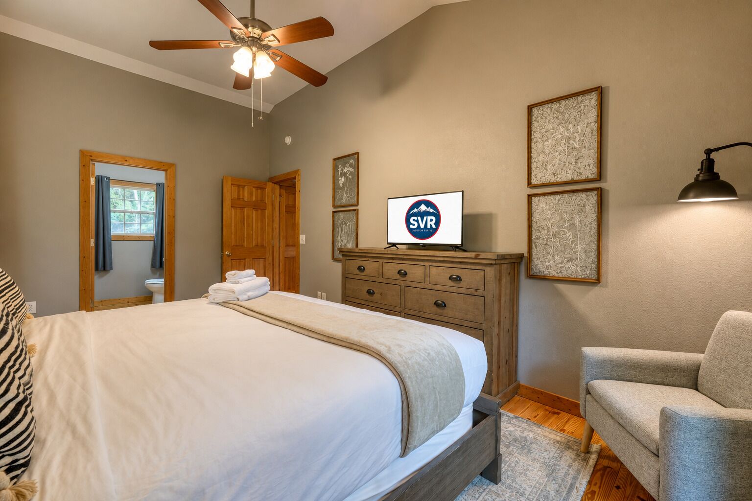 3 bedrooms, desk, WiFi (free), bed sheets