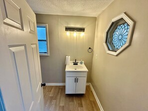 Bathroom - Gorgeous studio cottage in Memphis perfect for a cozy getaway (Memphis)
