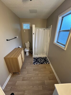Dusche, Handtücher, Seife, Toilettenpapier