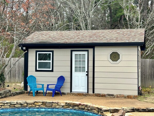 Pool - Gorgeous studio cottage in Memphis perfect for a cozy getaway (Memphis)