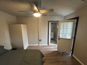 Room - Gorgeous studio cottage in Memphis perfect for a cozy getaway (Memphis)