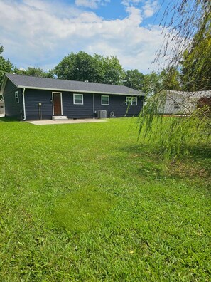 Exterior - The Dapper Den, a 3-bedroom newly remodeled house close to park, pool, & sports (Olney)