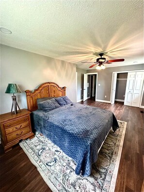 3 bedrooms, iron/ironing board, WiFi, bed sheets - The Dapper Den, a 3-bedroom newly remodeled house close to park, pool, & sports (Olney)