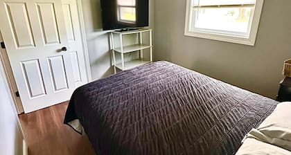 The Dapper Den, a 3-bedroom newly remodeled house close to park, pool, & sports