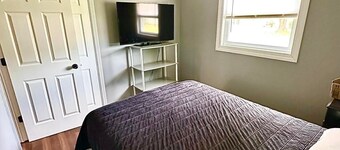 The Dapper Den, a 3-bedroom newly remodeled house close to park, pool, & sports