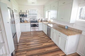 Unclassified image, 5 of 23, button - Cozy 2br/2b Surfside beach escape with a fun downstairs game room near the Gulf (Surfside Beach)