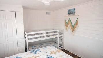 2 bedrooms, WiFi (free), bed sheets
