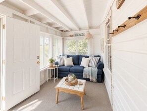 TV, books - Walk To The Beach | Cozy Getaway (Old Orchard Beach)