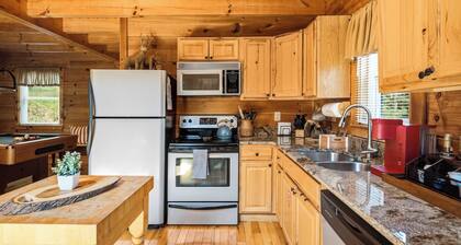 Best Location - Cozy Log Cabin - Hot Tub & Pool