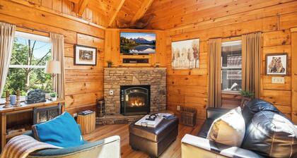 Best Location - Cozy Log Cabin - Hot Tub & Pool