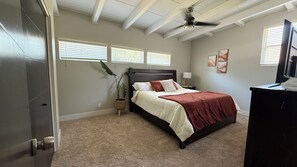 Iron/ironing board, WiFi, bed sheets - 3-bedroom house in East Wichita, great for winding down or gathering (Wichita)