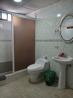 Triple Room, Multiple Beds, Non Smoking, Private Bathroom | Bathroom - Casa de Alexis (SAN CRISTOBAL -GALÁPAGOS-PUERTO BAQUERIZ)