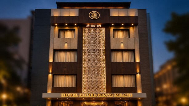 Fachada de hotel de diseño moderno, con un panel decorativo vertical destacado y un letrero que dice 'Hotel Shree Ganga Palace'.