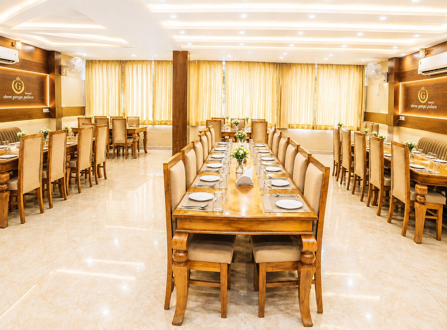 Una larga mesa de comedor con sillas, un candelabro y vistas de la habitación.