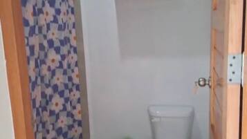 提供毛巾、番梘、洗頭水、廁紙