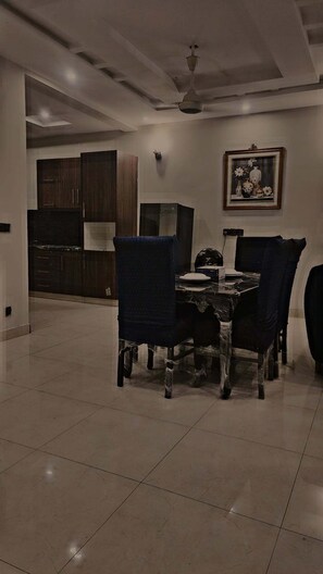 Dining - Charming 3 Bedroom Bungalow in Karachi with AC & Comfort (Karachi)