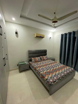 Iron/ironing board, WiFi - Charming 3 Bedroom Bungalow in Karachi with AC & Comfort (Karachi)