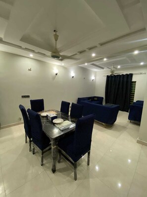Dining - Charming 3 Bedroom Bungalow in Karachi with AC & Comfort (Karachi)