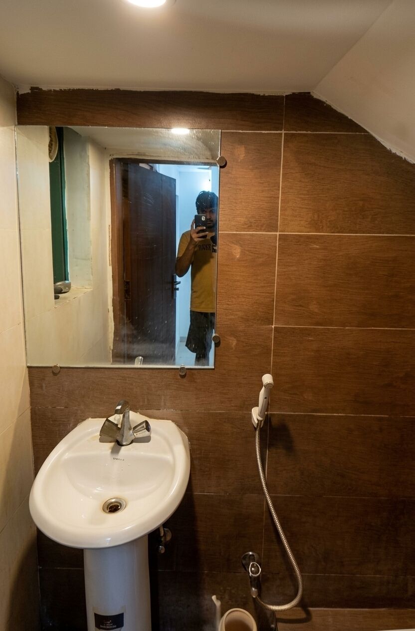 Ein Badezimmer mit einem weißen Waschbecken, einem Spiegel und einer Dusche.