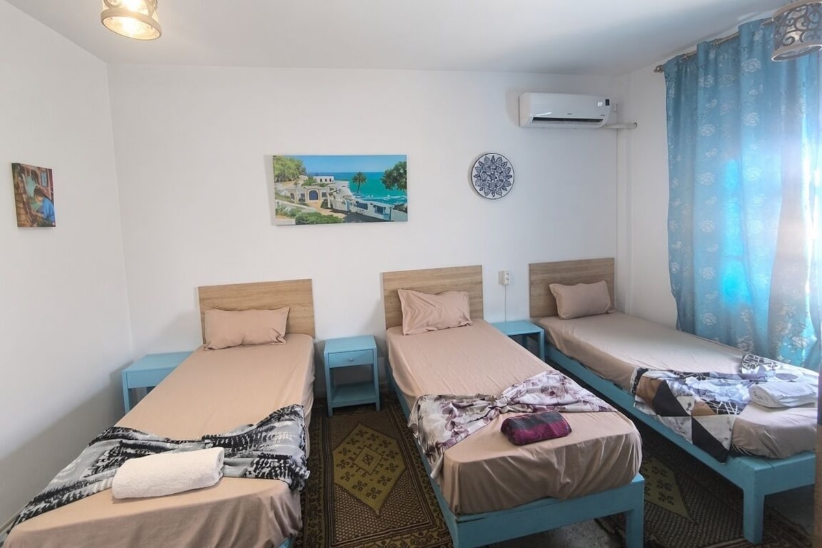 Habitación triple, vista a la ciudad | Wifi gratis