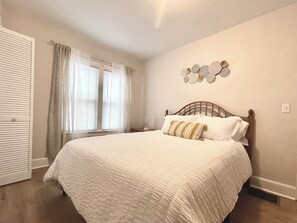Tabla de planchar con plancha, wifi y ropa de cama 