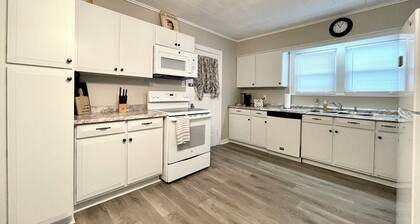 Cozy 2-bedroom bungalow in gorgeous Jamestown with AC