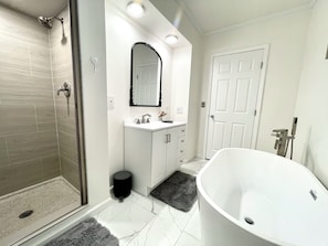 Sèche-cheveux, serviettes fournies, savon, papier toilette