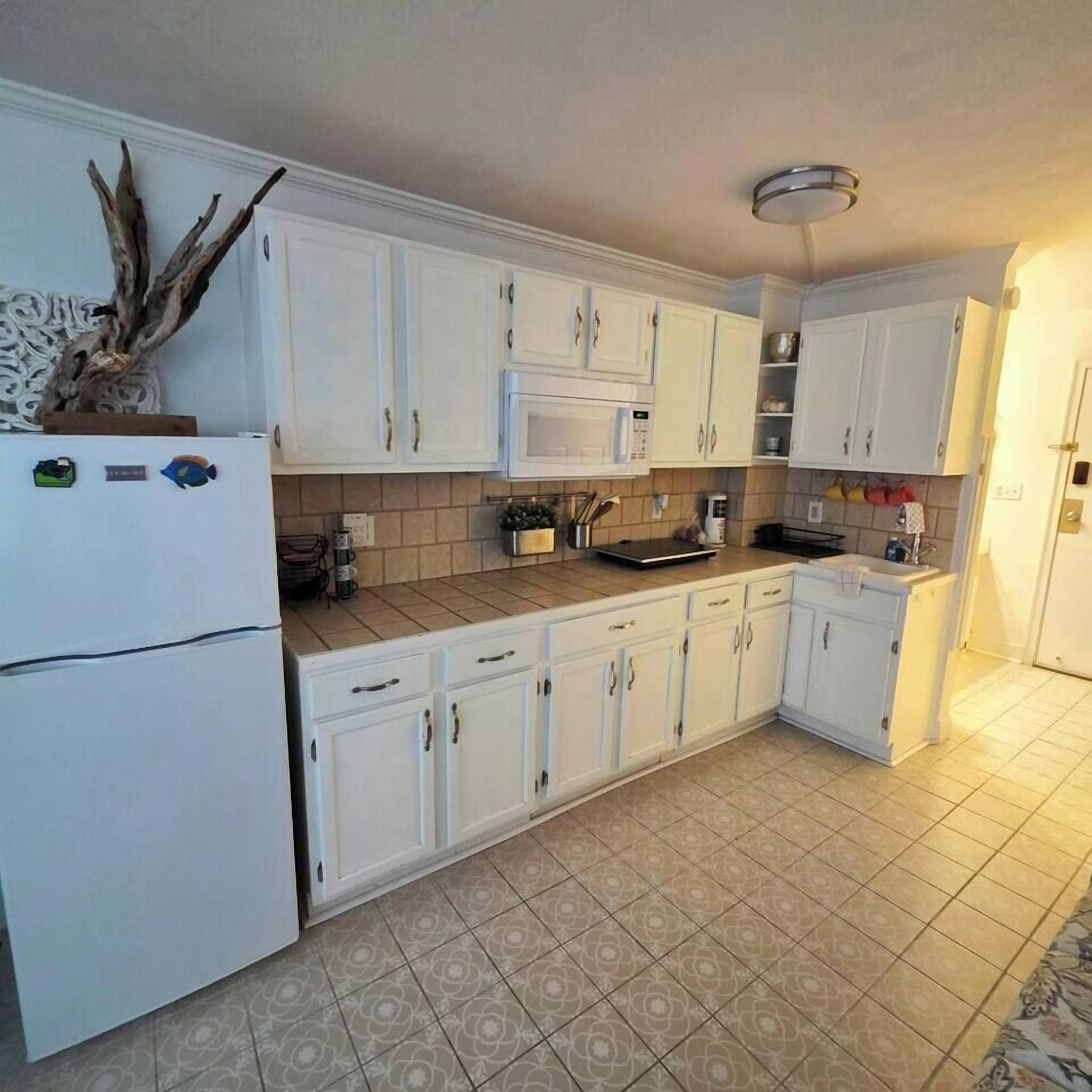 Coffee/tea maker, fridge, microwave, stovetop