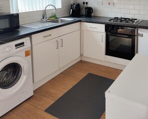 Private kitchen - Cozy & Stylish Home Near Manchester City. (Salford)