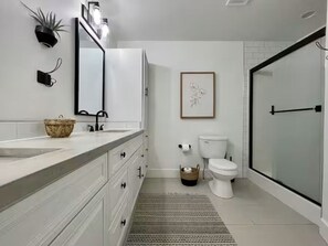 Dusche, Haartrockner, Handtücher, Seife