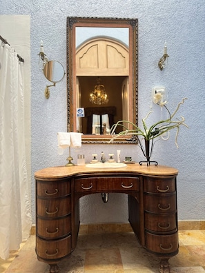 Chambre Confort double | Salle de bain | Douche, séchoir à cheveux, serviettes fournies, savon