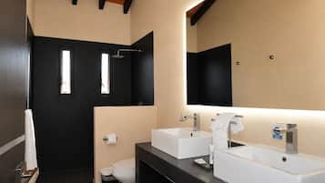 Suite familiar, vistas a la montaña | Baño | Ducha, secador de pelo, toallas y jabón