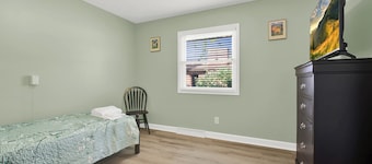 New Spacious 8-bedroom house on large private lot close to Milwaukee attractions