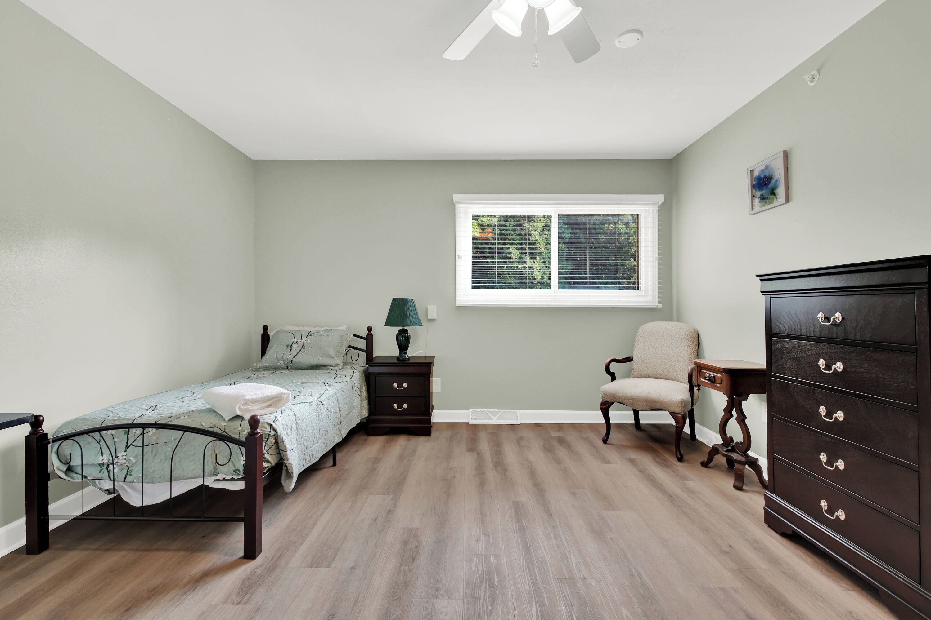 Tabla de planchar con plancha, wifi, ropa de cama