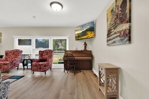 Interior - New Spacious 8-bedroom house on large private lot close to Milwaukee attractions (Milwaukee)