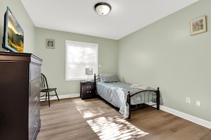 Iron/ironing board, WiFi, bed sheets
