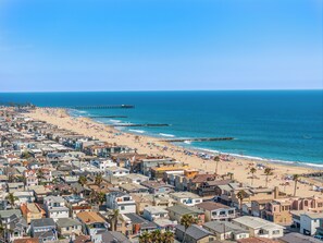 Zona residencial costera con casas, una playa y un muelle.