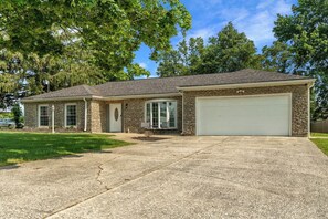 Exterior - the bourbon barrel escape HotTub Game Room pets ok (Shelbyville)
