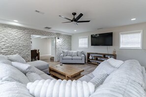 Smart TV, ping pong - the bourbon barrel escape HotTub Game Room pets ok (Shelbyville)