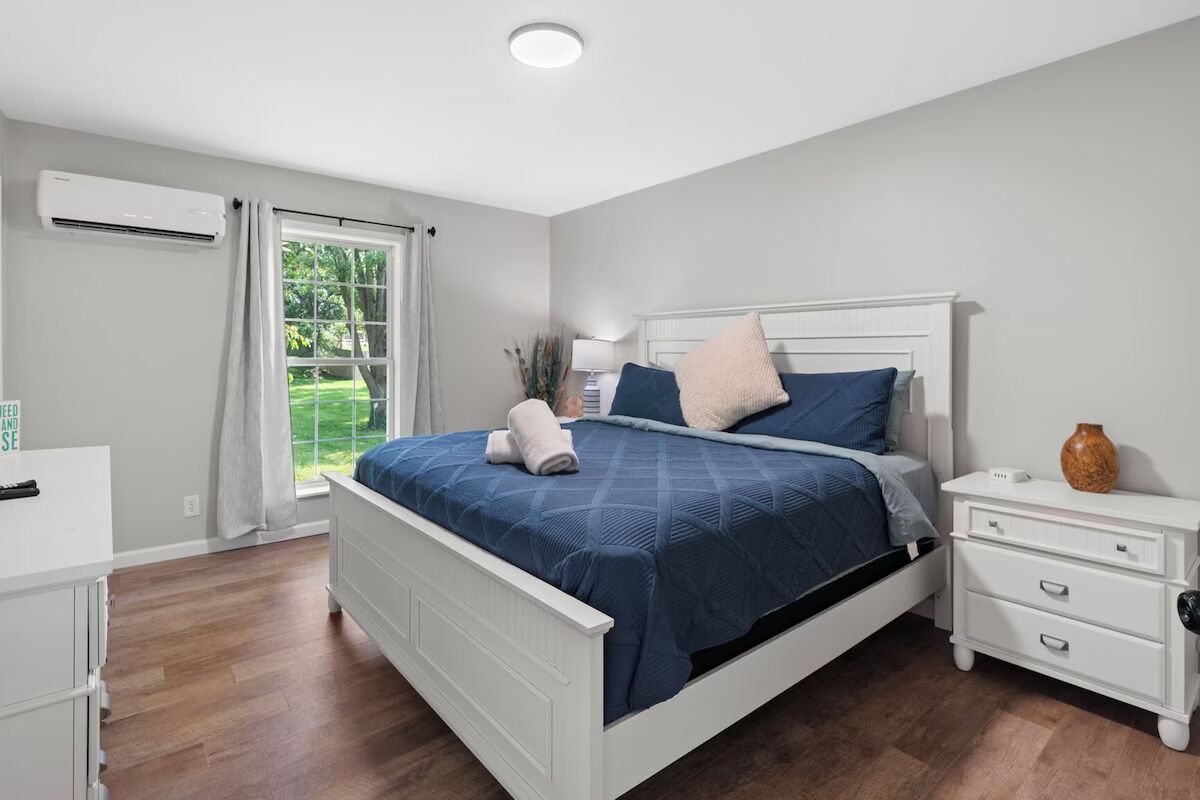 4 bedrooms, iron/ironing board, WiFi (free), bed sheets