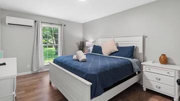 4 bedrooms, iron/ironing board, WiFi (free), bed sheets
