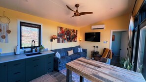 Eine moderne Küche mit Spüle, Esstisch und Deckenventilator.